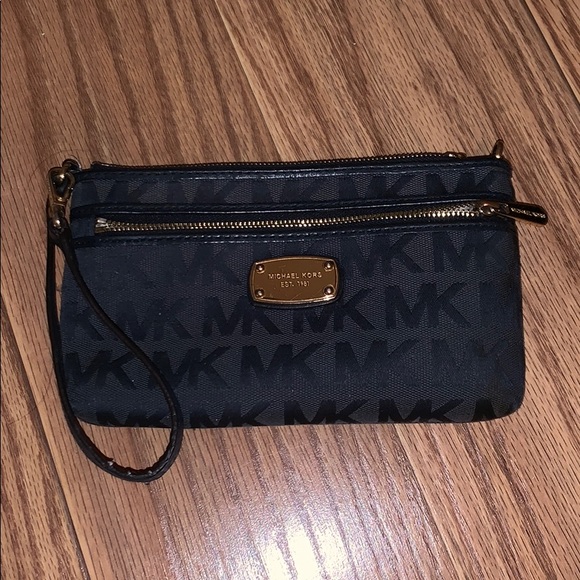 Michael Kors Wristlet - Picture 1 of 3